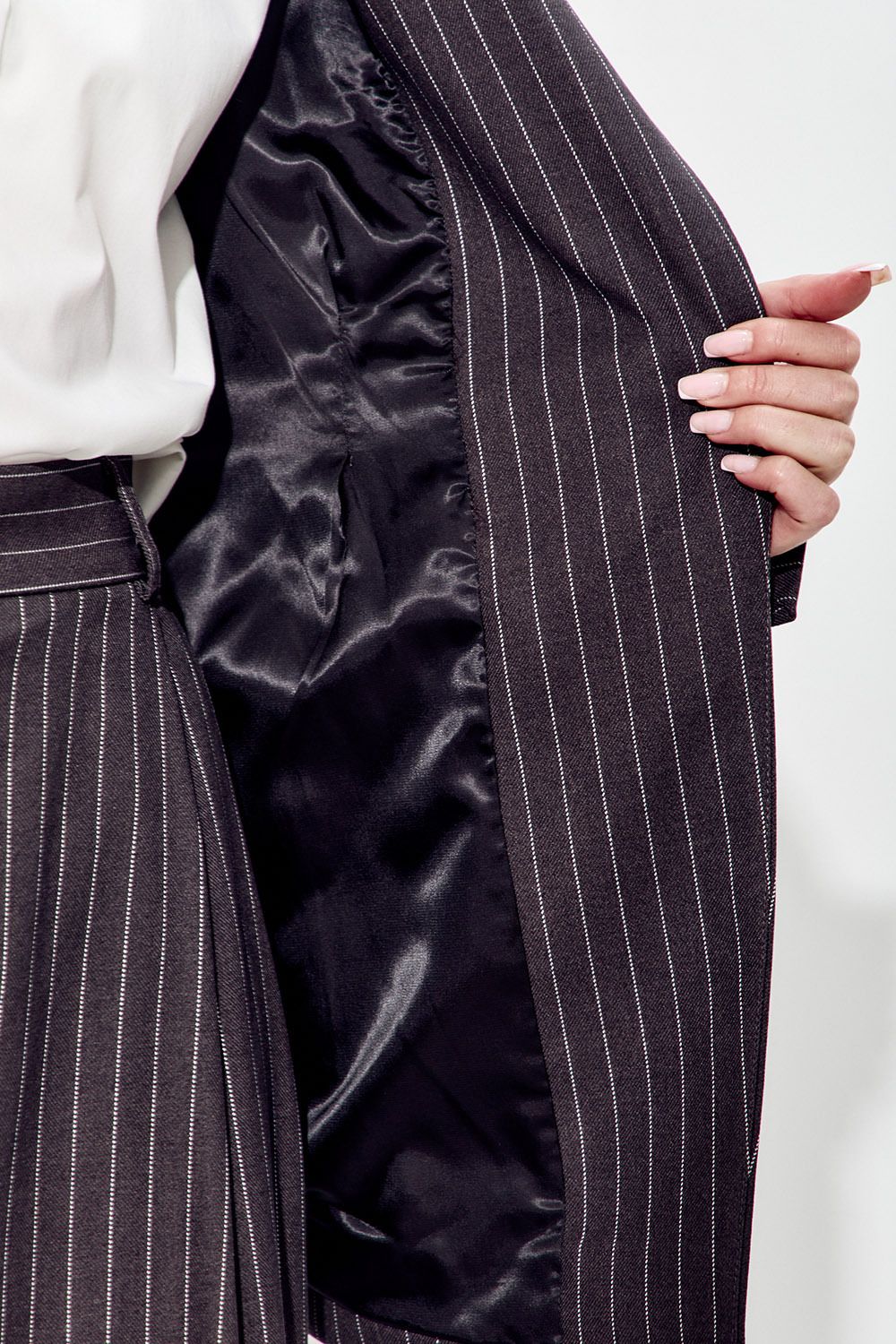 Приталенный пиджак "песочные часы" темно-серого цвета в полоску