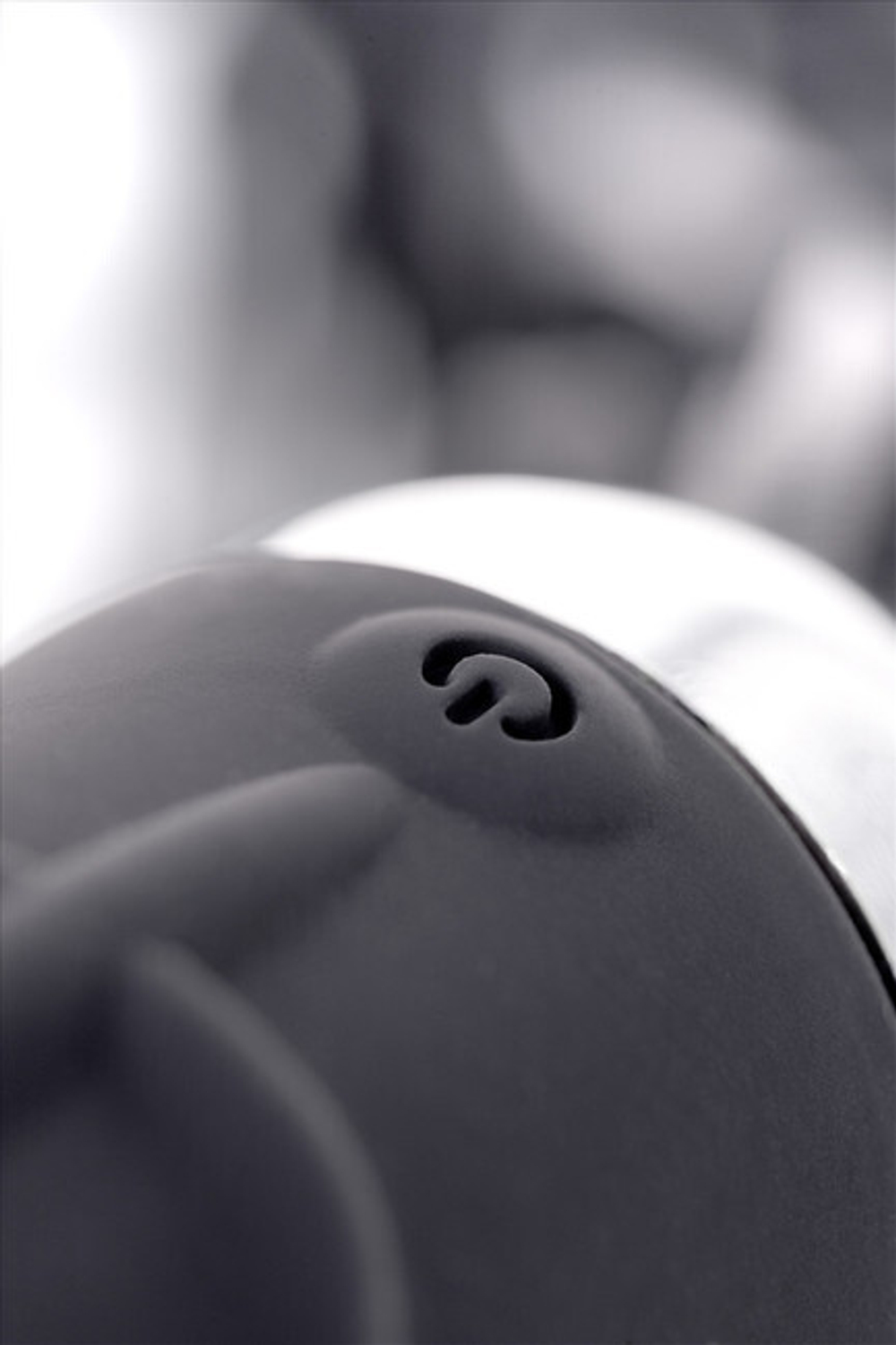 Вибратор Toyfa Black & Red с плеткой (6 режимов) черный (Цвет: черный)