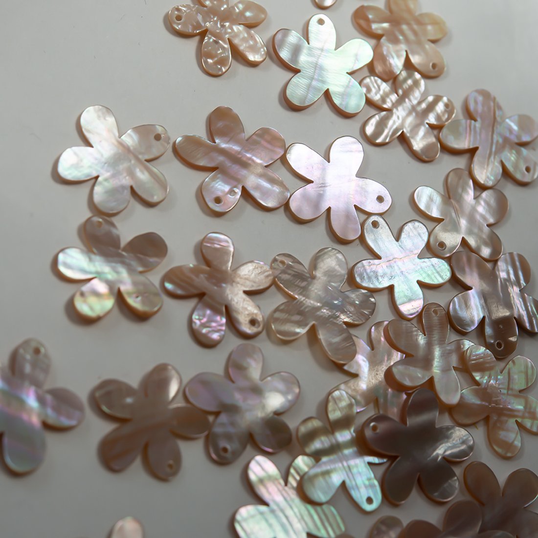 Цветок из перламутра морских ракушек, 20мм, карамельный
