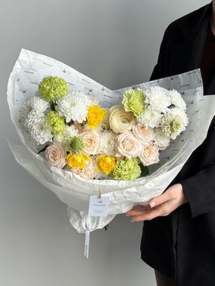 Сборный букет их хризантемы, нарциссов, вибурнума, кустовых пионовидных роз и ранункулюсов