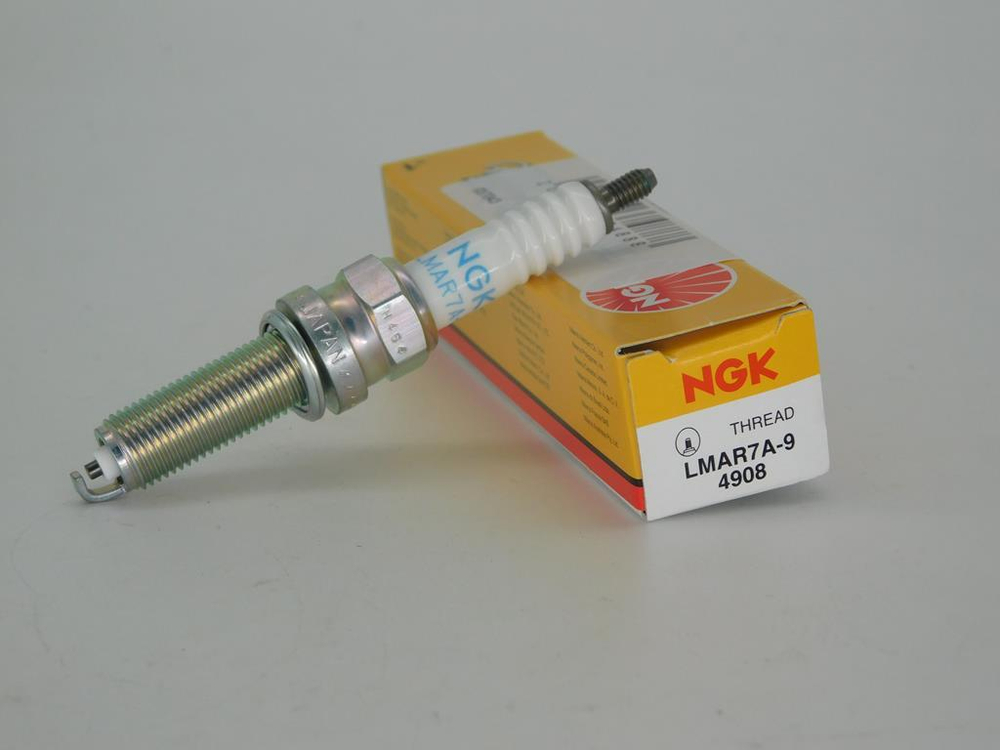 Свеча зажигания LMAR7A-9 NGK Япония