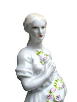 Фарфоровая статуэтка "Девушка с цветами" Apro