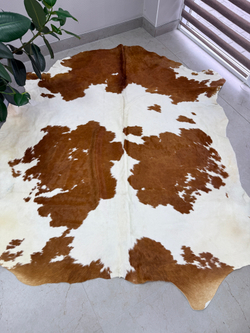 Коровья шкура на пол натуральная.