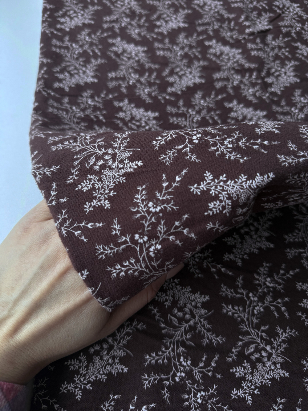 Фланель Грация на шоколадном фоне