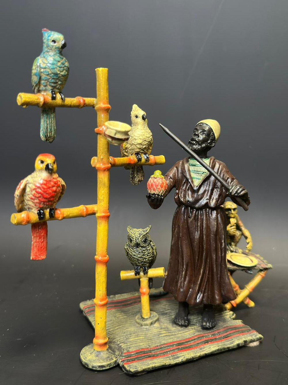 Бронзовая скульптура в стиле Венской бронзы «Дрессировщик попугаев»