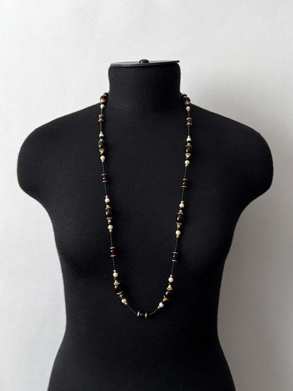 Бусы чёрные с бордовыми вставками Monet