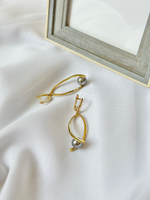 Серьги большие треугольники с серой жемчужиной, оттенок золото