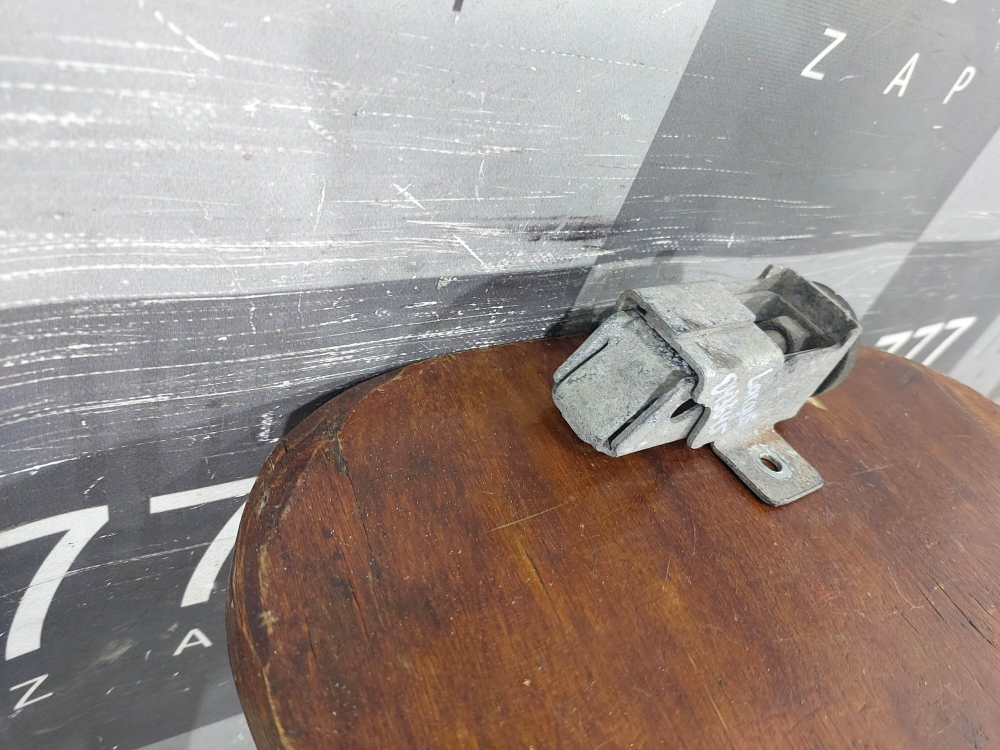 Болт крепления запасного колеса LADA Largus 12-нв Б/У Оригинал 572210001R