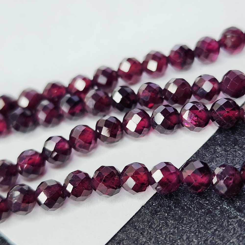 Гранат альмандин, родолит, р-р 4мм, цена за нить 10 см