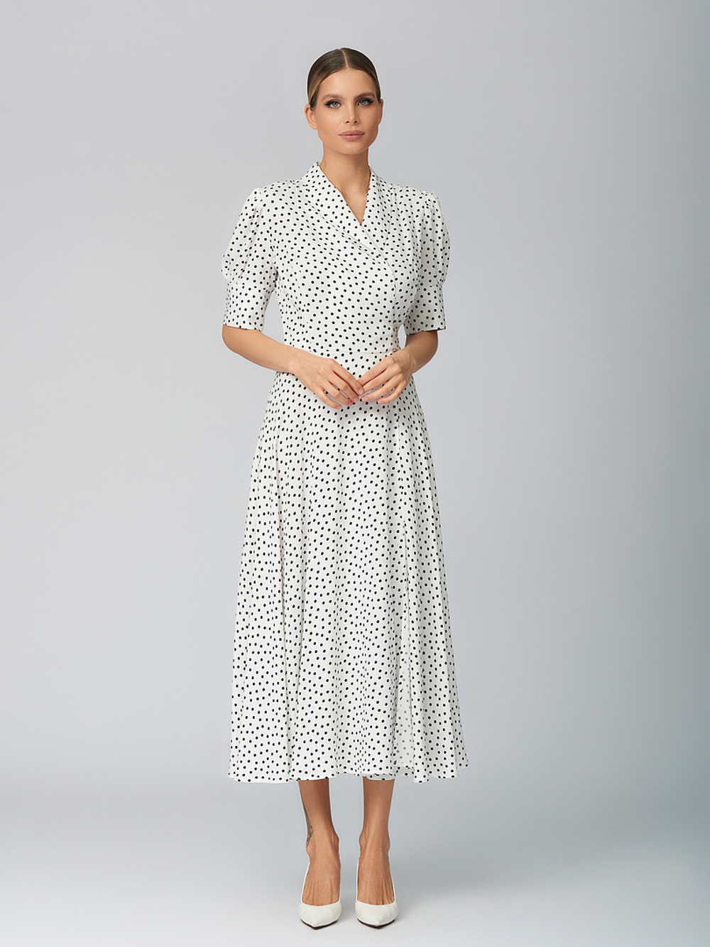 Платье в горох на запах, белое