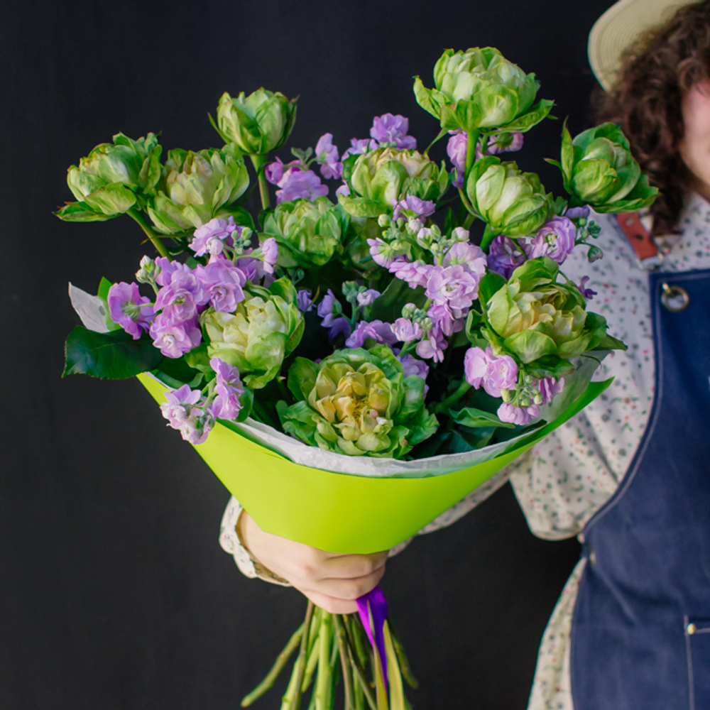 23. Пышный современный букет с розой и маттиолой