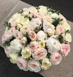 Белые пионы и пионовидные розы в подарочной коробке