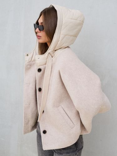 Бежевая шерстяная куртка с капюшоном