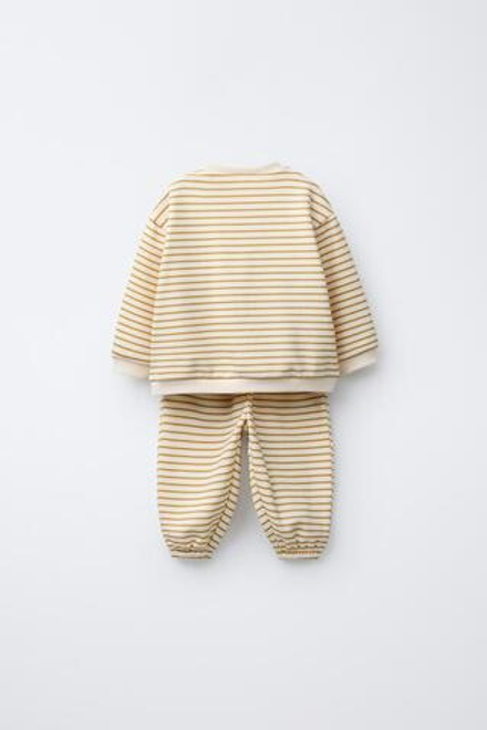 ZARA КОМПЛЕКТ ИЗ ТОЛСТОВКИ И БРЮК-ДЖОГГЕРОВ В ПОЛОСКУ, ОХРА