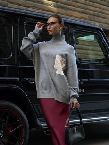 Серый шерстяной свитер с контрастным карманом