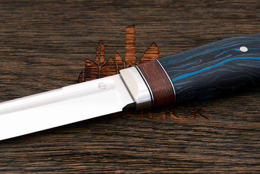 Нож туристический Геннадия Дедюхина Финка, клинок 132мм, сталь N690, рукоять микарта черно-синий