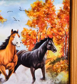 AMB-74/ 5 Картина «Лошади» (с янтарной крошкой) дер.краш.рамка 12х15