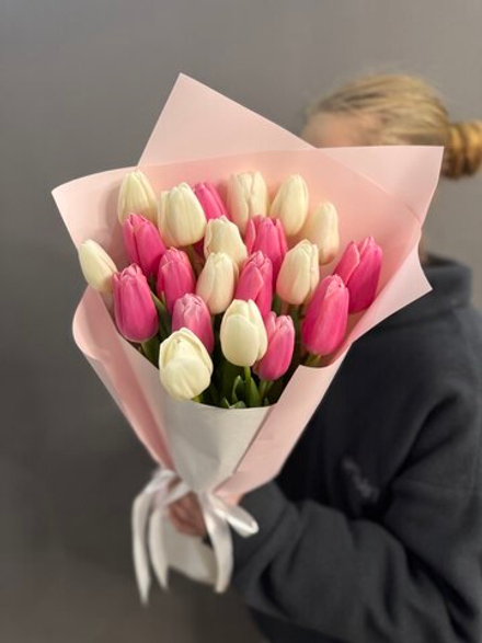 Букет из 21 белых и розовых тюльпанов