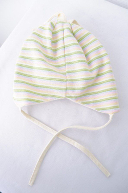 Шапка-чепчик красивая в полоску на 0-3 месяца