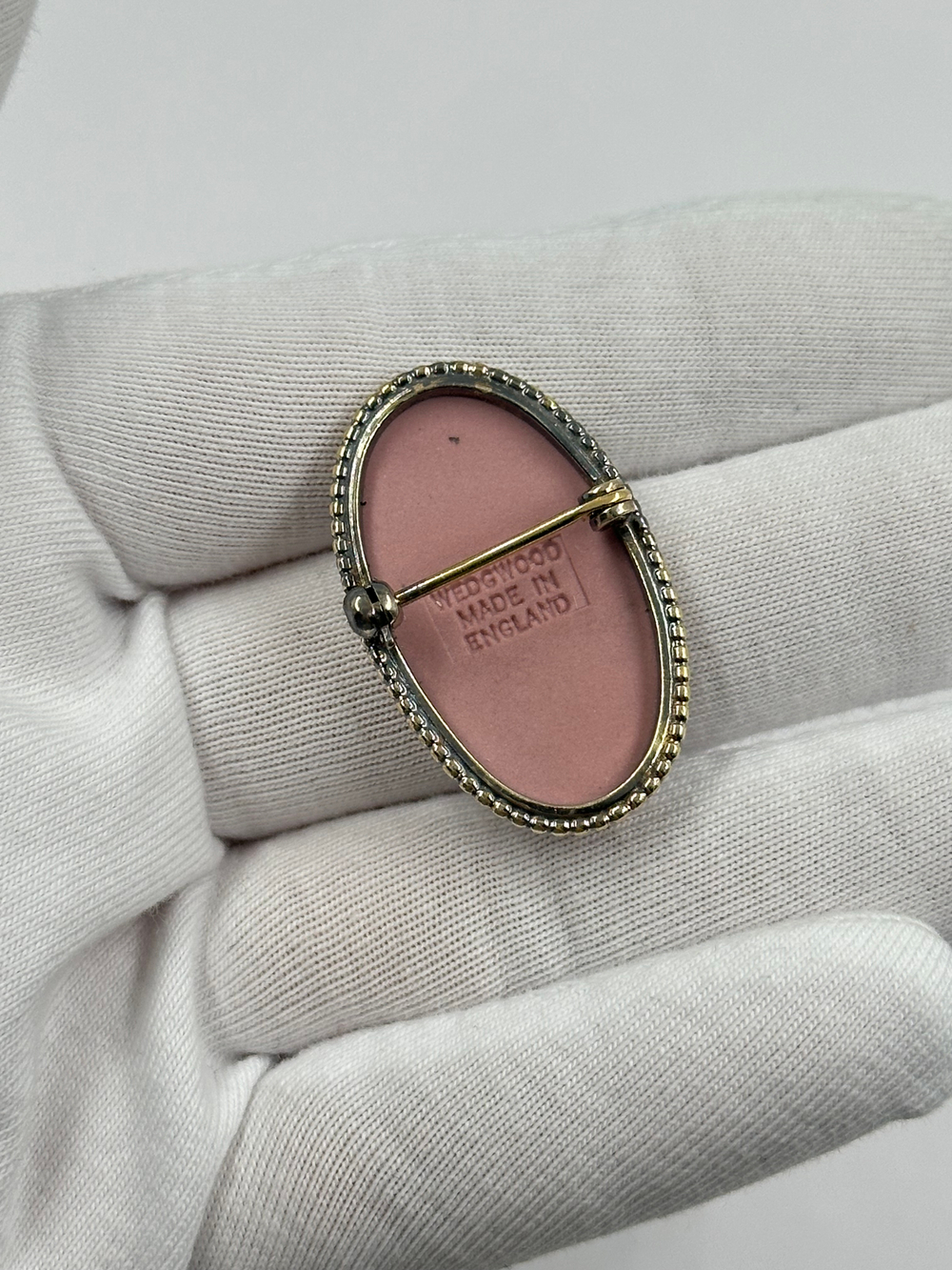 Брошь Wedgwood розовая