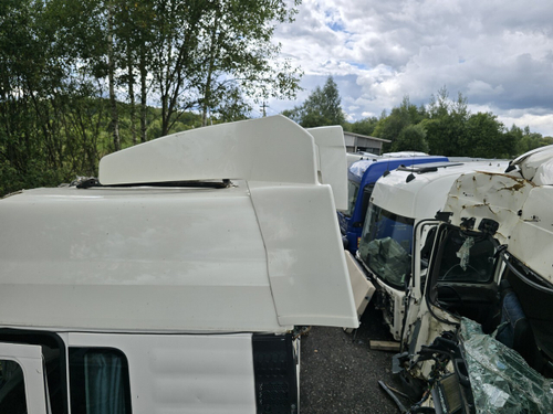 Спойлер (дефект) кабины верхний левый 2023г.