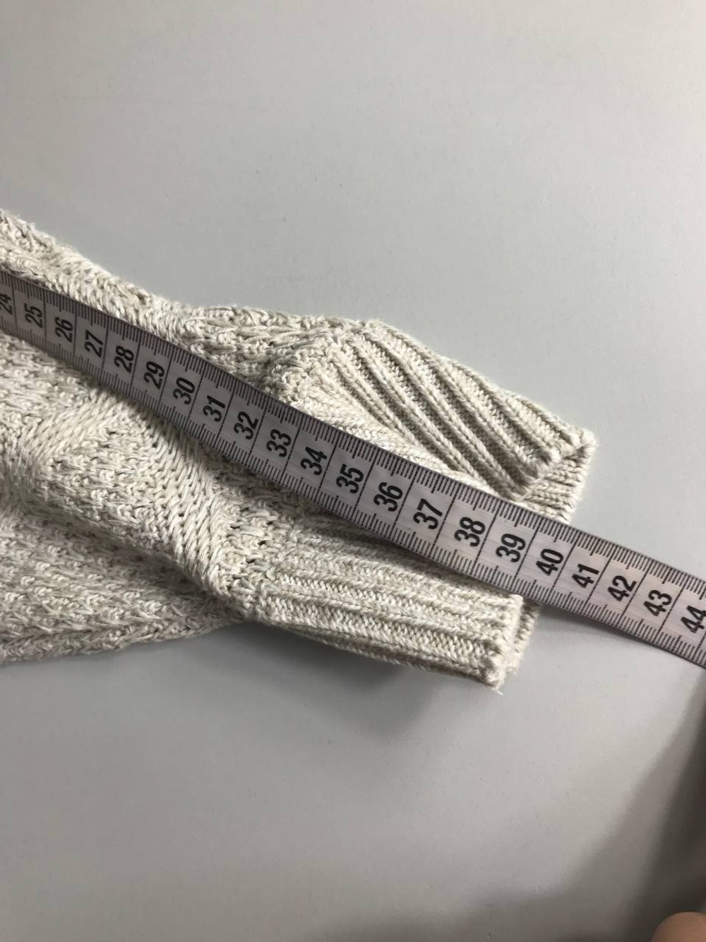 Джемпер Ostin светлого оттенка, маркировка S, на 44 размер