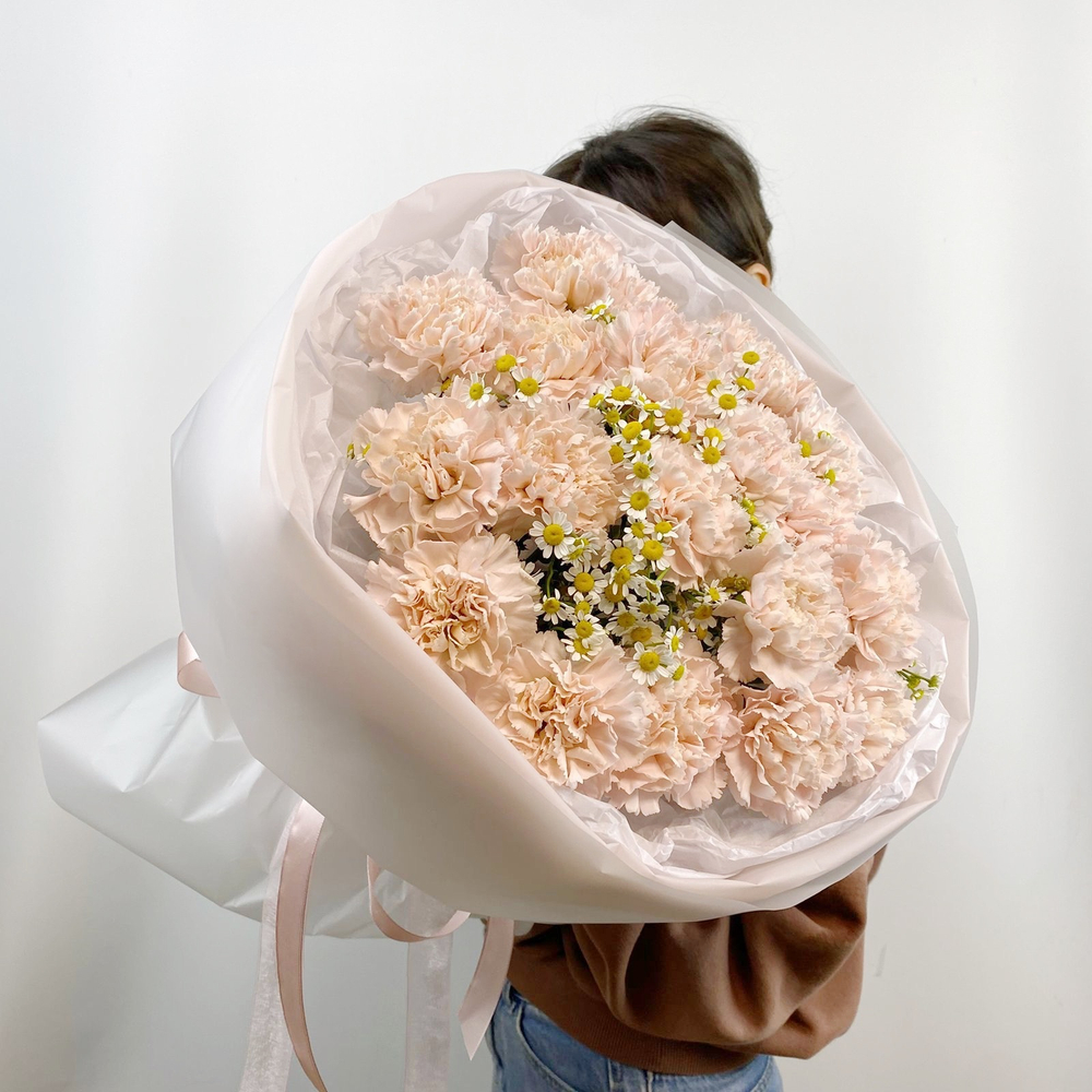 Букет из стойких диантусов и ромашки