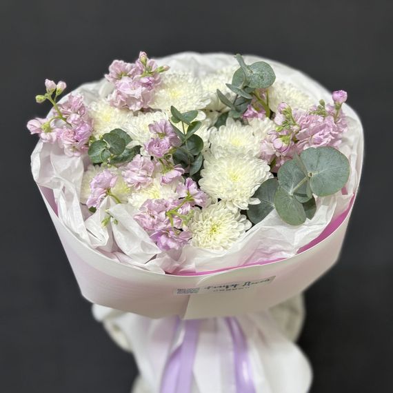 Букет с хризантемой, маттиолой и эвкалиптом