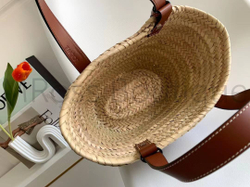 Женская сумка Loewe Basket плетёная бежевого цвета