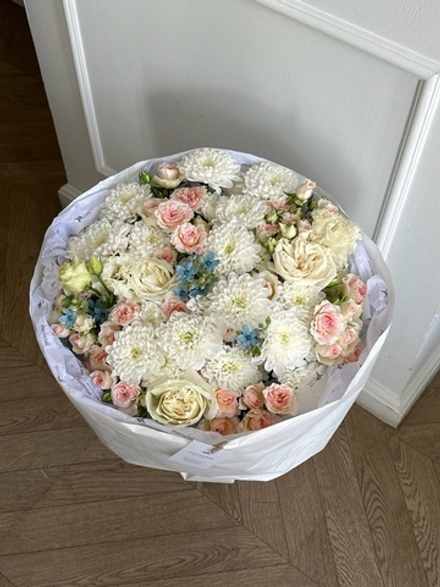 Букет из кустовых роз, одноголовых роз, хризантемы и оксипеталума