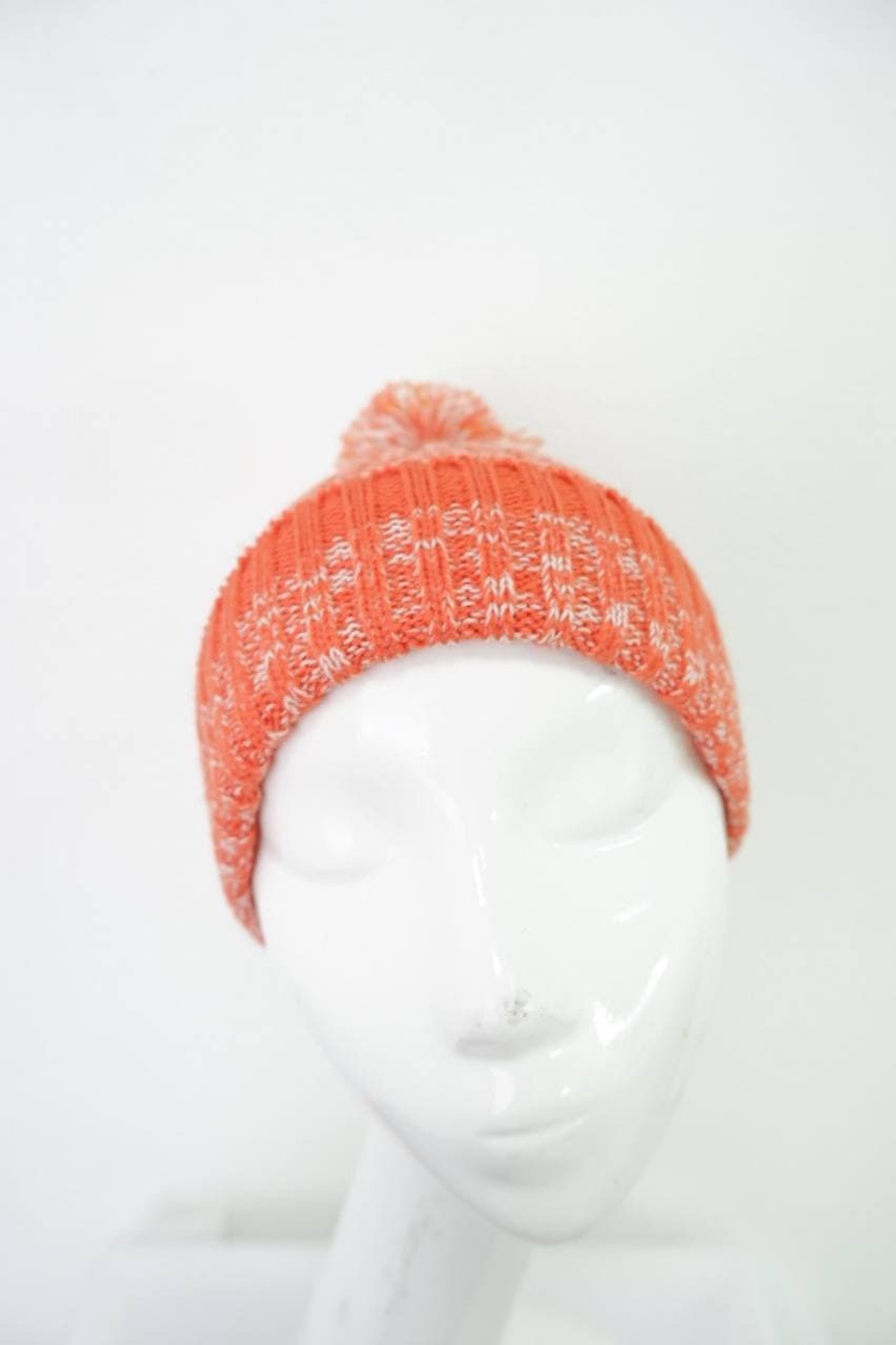 Шапка с помпоном морковного цвета