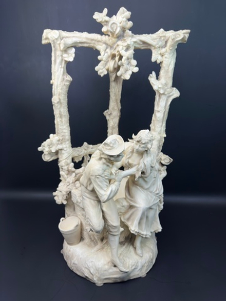 Скульптурная композиция — Влюбленные у колодца желаний