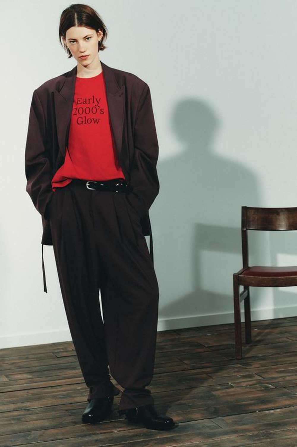 ZARA БРЮКИ СО СКЛАДКАМИ, ПУГОВИЦЕЙ СНИЗУ, ТЕМНО-БОРДОВЫЙ