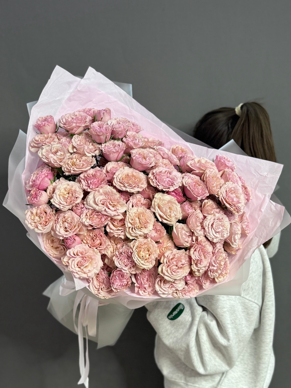 Букет с пудровыми кустовыми пионовидными розами сорта "Чир ап"