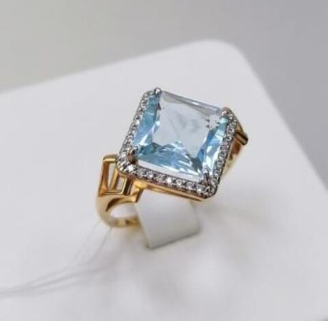 Кольцо из золота с топазами