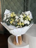 Букет из кустовой пионовидной розы, альстромерии, эвкалипта и хризантемы