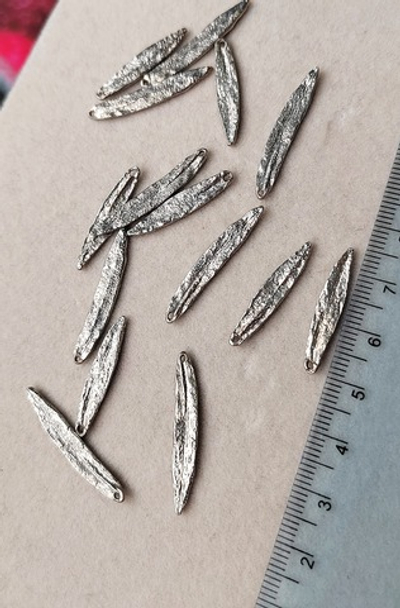 л25-с Подвеска "Лист облепихи" 25*5мм, латунь серебрение