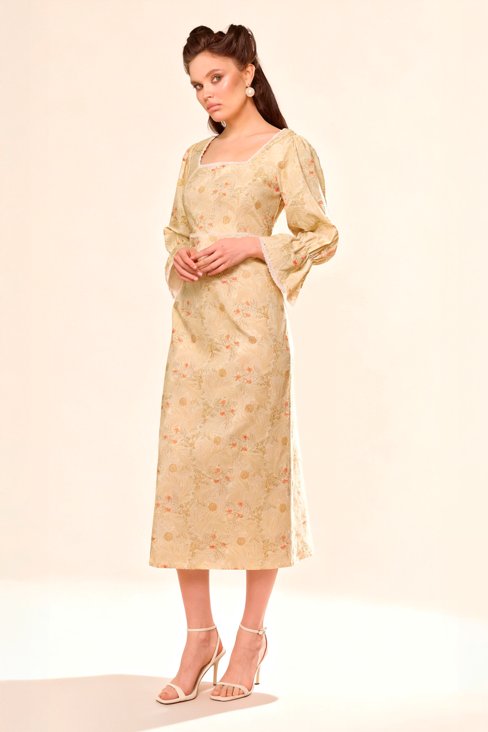 Платье с квадратным вырезом