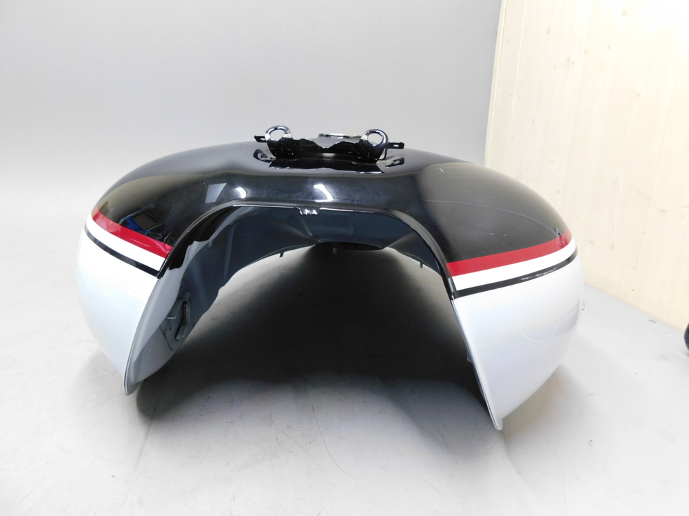 бак топливный Suzuki Boulevard M109R бел/черн