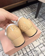 Женские туфли Miu Miu бежевого цвета с круглым носиком