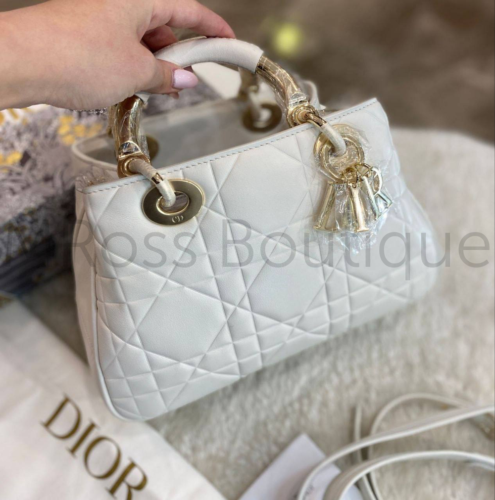 Белая сумка Dior Lady 95.22 с золотистой фурнитурой