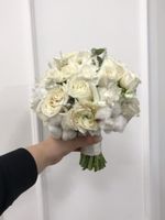 Свадебный букет из диантусов, хлопка, ранункулюсов и эвкалипта