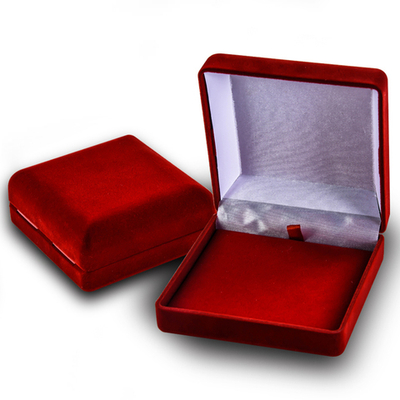 Футляр под награды бордового цвета для вручения в торжественной обстановке и последующего хранения (8,3x8,0 см)