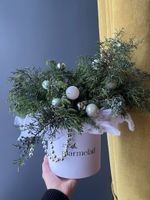 Композиция из хвои с можжевельником и шариками