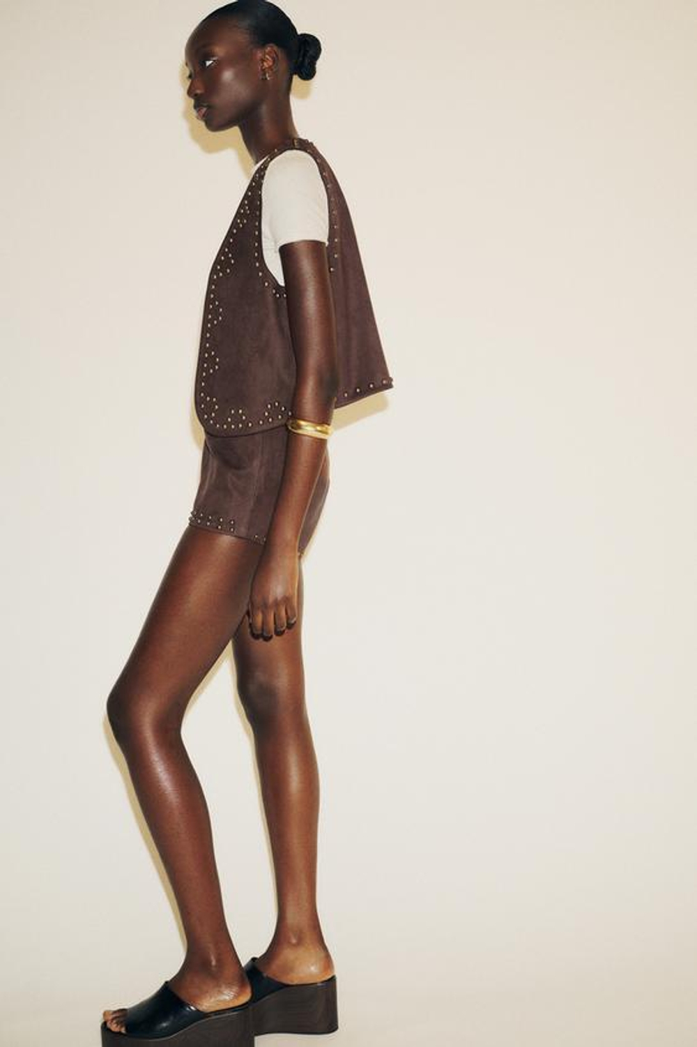 ZARA ШОРТЫ ИЗ ИСКУССТВЕННОЙ ЗАМШИ С ЗАКЛЕПКАМИ, ШОКОЛАДНЫЙ