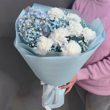 Букет с гортензией и диантусами