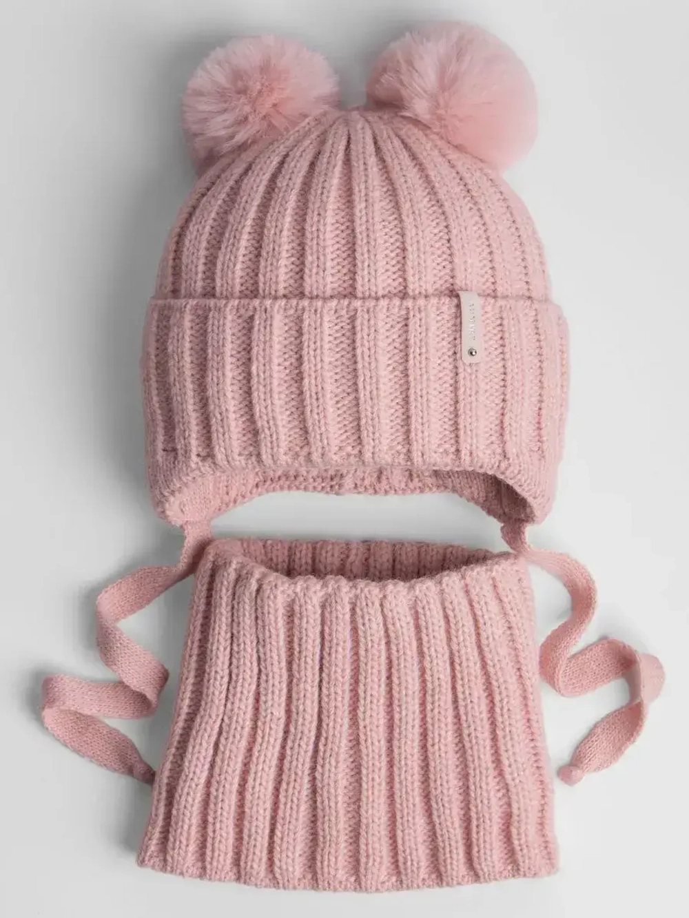 Шапка детская вязаная с помпонами и снуд