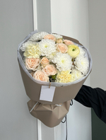 Авторский букет из хризантемы, кустовой пионовидной розы, ранункулюса и диантусов
