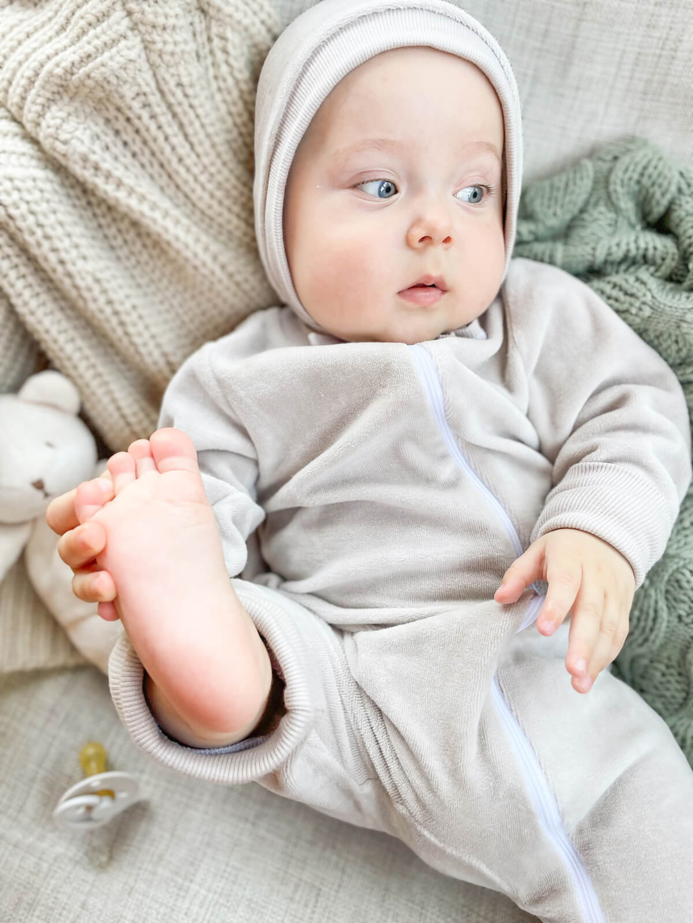 Велюровый комбинезон Mjölk Песочный серый, на манжетах, уценка