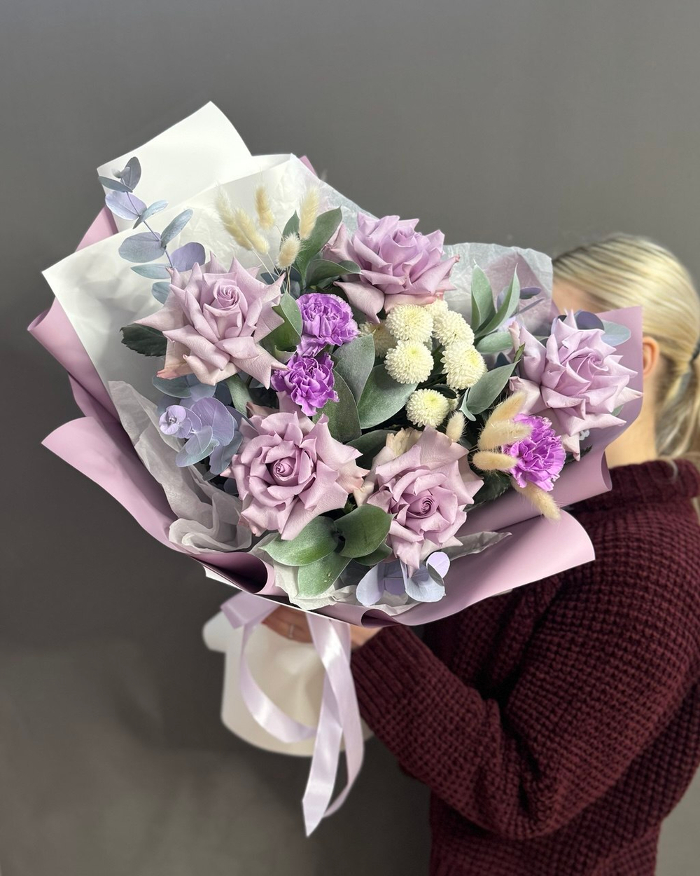 Авторский букет с 5 сиреневыми французскими розами
